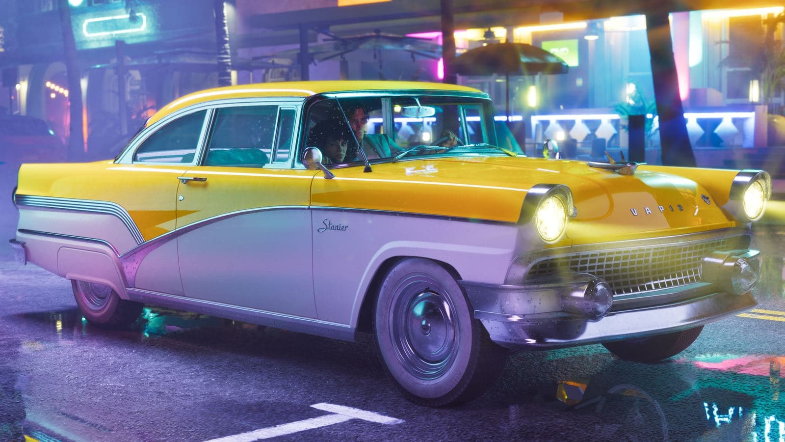 Eine gelb-weiße Limousine ’55 Vapid Stanier auf einer neonbeleuchteten Straße bei Nacht